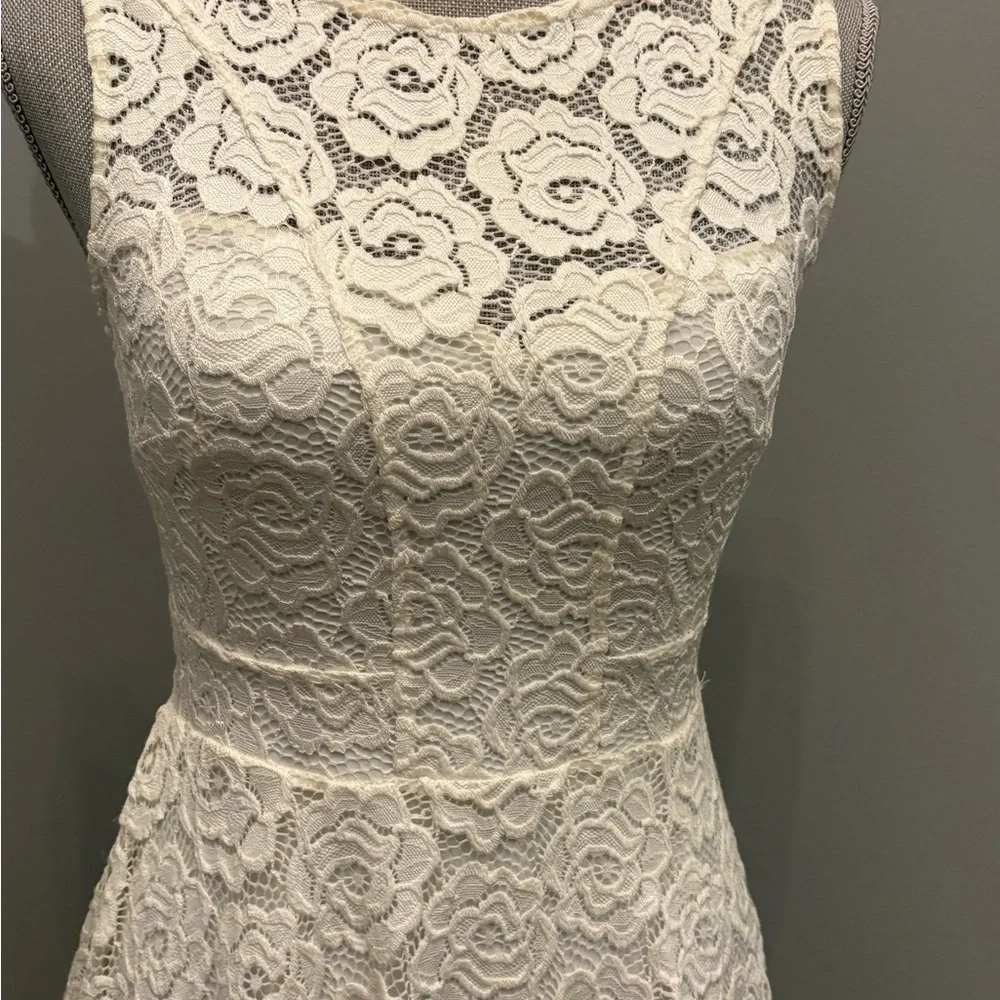Elegant Lace Sleeveless Dress - White - Picture 2 of 5